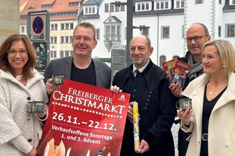 Freiberg lädt ein: Traditioneller Christmarkt mit neuen Überraschungen - Das Programm des 33. Freiberger Christmarktes ist öffentlich. Amtsleiterin Kultur-Stadt-Marketing Anja Fiedler, Oberbürgermeister Sven Krüger, Vorsitzender der Historischen Freiberger Berg- und Hüttenknappschaft Heiko Götze, Sachgebietsleiter Events und Märkte David Bojack, Gestalterin des Christmarkt-Dippls Anja Tittel (v. l.) präsentierten es am Freitag.