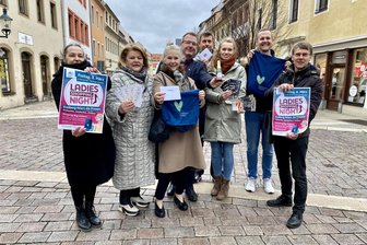 Freiberg lädt zur ersten „Ladies Night“: Shoppen und Genießen am Frauentag - Innenstadthändler und Oberbürgermeister Sven Krüger (Mitte) laden ein zur "Ladies Night" in der Silberstadt Freiberg am 8. März 2024.