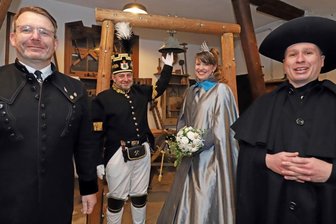 Oberbürgermeister Sven Krüger, Knappschaftsvorsitzender Heiko Götze, Silberstadtkönigin Julia I. und "Bergknappe Daniel" Richard Thum (v.l.) beim Einläuten des Weihnachtsfriedens in der Betstube auf der Alten Elisabeth.
