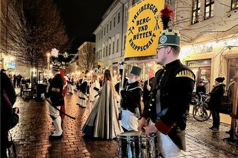 Freiberg läutet Weihnachtsruhe ein - Viele Zuschauer bestaunten den Zug durch die Stadt.