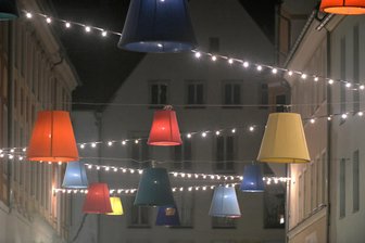 Freiberg: Lampenschirme verwandeln die Korngasse in ein Wohnzimmer - Die Korngasse in Freiberg wurde mit Lampenschirm-Girlanden verschönert.