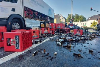 Freiberg: Laster verliert Bierkästen - Wie konnte das passieren? - Am Montagvormittag ist es an der Ecke Donatsring/Dresdner Straße zu einem Unfall eines Getränketransporters gekommen.