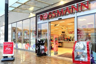 Freiberg: Leere Regale im Rossmann am Bahnhof - Die Regale im Drogeriemarkt Rossmann laufen gerade leer.