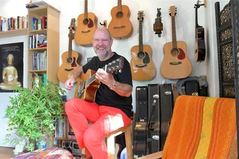 Freiberg: Liedermacher tritt im Tivoli auf - Der Liedermacher Christof Kluge – hier in seinem Arbeitszimmer in Freiberg – tritt am 28. September im Tivoli auf.