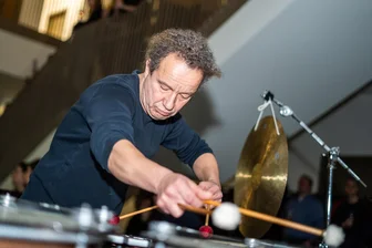 Freiberg: Malerei und Tanz im Forschungszentrum - Wieland Wagner (Marimba/Percussion) bereicherte die Live-Performance mit musikalischen Klängen.