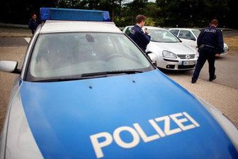 Freiberg: Marktmitarbeiter bekommt Bierflasche an die Stirn -