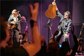 Freiberg: Maschine und 44 Leningrad begeistern Konzertbesucher - Dieter "Maschine" Birr und Uwe "Hassbe" Hassbecker beim ausverkaufen Konzert am Samstagabend im Tivoli Freiberg. 