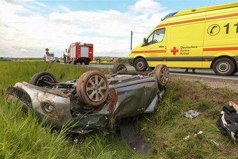 Freiberg: Mazda überschlägt sich mehrfach - Zwei Schwerverletzte -