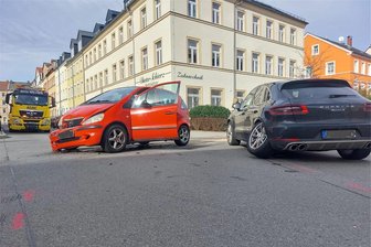 Freiberg: Mercedes kracht in Porsche - 25.000 Euro Schaden - Am Sonntag, den 18.2.2024 hat es an der Kreuzung Humboldtstraße/Buchstraße in Freiberg einen Unfall gegeben.