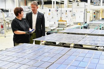 Freiberg: Meyer Burger begrüßt 169 Bewerber - Das Archivbild zeigt Geschäftsführer Gunter Erfurt mit Irene Heinrich.