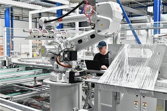 Freiberg: Meyer Burger lädt zum Speed-Dating ein - Meyer Burger fertigt im Industriegebiet Saxonia in Freiberg PV-Module. Im Bild Marjan Manevski am Zellaufleger.
