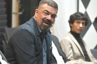 Freiberg: Mittelsächsisches Theater bekommt neue Spitze - Sergio Raonic Lukovic, hier bei der Pressekonferenz am Donnerstag in Freiberg, wird ab der Spielzeit 2025/26 geschäftsführender Intendant des Mittelsächsischen Theaters in Freiberg und Döbeln.