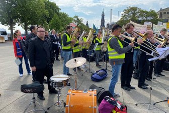 Freiberg: Mittelsächsisches Theater hofft auf Unterstützung durch Landtag - Schlagwerker Michael Winkler, zugleich Mitglied des Betriebsrats des Mittelsächsischen Theaters, nahm an der Demo in Dresden teil.
