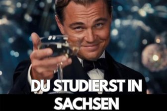 Freiberg/Mittweida: Leonardo DiCaprio soll Studenten nach Sachsen locken - Werbung für Sachsens Hochschulen: Das Meme zeigt ein Bild aus dem US-amerikanischen Streifen „Der große Gatsby“ aus dem Jahr 2013: Schauspieler Leonardo DiCaprio als Jay Gatsby.