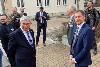 Freiberg: Modernisiertes Wohnheim des Studentenwerkes erinnert an Appartementhaus - Ministerpräsident Michael Kretschmer (CDU, r.) und Uni-Rektor Klaus-Dieter Barbknecht vor dem Wohnheim in Freiberg.