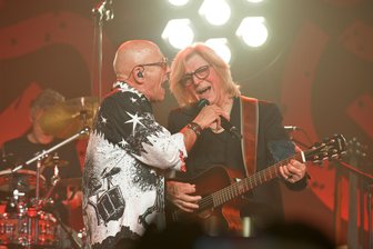 Freiberg: Musikalischer Marathon mit einem Anti-Kriegs-Appell im Finale - Ex-City-Frontmann Toni Krahl mit Silly-Gitarrist Rüdiger „Richi“ Barton.