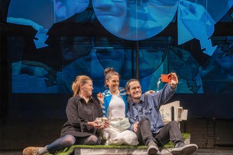 Freiberg: Mutmachgeschichte erlebt Premiere - Probenfoto in Freiberg: Cornelia Wöß gibt Maulina (M.), Juschka Spitzer ihre Mutter und Fabian Vogt Paul.