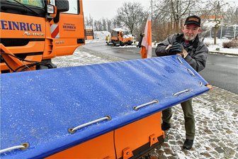 Freiberg: Nach Ärger um die Straßen- und Gehwegberäumung: Fragen und Antworten zum Winterdienst - Die Straßenmeisterei Freiberg am Fuchsmühlenweg. Hier bereitete Ingo Wunderlich vom Subunternehmen Heinrich sein Winterdienstfahrzeug auf die Einsatztouren vor. Jede Menge gab es schließlich zu salzen und zu beräumen.