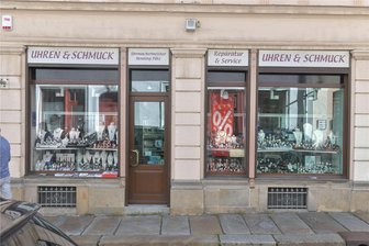 Freiberg: Nach Überfall auf Uhren- und Schmuckgeschäft sitzt Tatverdächtiger noch in U-Haft - Das Uhren- und Schmuckgeschäft in der Heubnerstraße in Freiberg wurde vorige Woche überfallen.