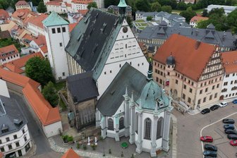 Freiberg: Neue „Hebammenführungen“ starten – Tickets ab sofort - Zum 20. Geburtstag der „Hebammen“-Saga starten in Freiberg literarische Stadtführungen.