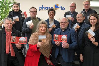 Freiberg: Neue Kammermusik-CD erschienen - Präsentation der CD „Worlds Beyond“ mit Kammermusik im Planungsbüro Phase 10 in Freiberg, hier die beteiligten Mitglieder der Mittelsächsischen Philharmonie: Anja Bachmann (vorn, Mitte) sowie Alexis González, Michael Winkler und José Luis Gutiérrez (hinten, v. l.). Anna Pyrozhkova war bei dem Fototermin nicht dabei. Außerdem im Bild: Theaterfördervereinschef Arnold Beck (vorn, l.), Förderverein-Schatzmeister Volker Doberstein (hinten, r.), Sponsor Ronny Erfurt (vorn, Mitte) sowie Ideengeber Erich Fritz (vorn, 2. v. r.) sowie Theatersprecher Christoph Nieder (hinten, 2. v. r.) und Janine Haupt, die Leiterin der Abteilung Öffentlichkeitsarbeit/Marketing des Mittelsächsischen Theaters.