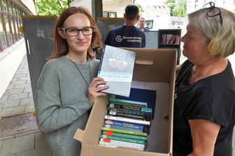 Freiberg: Neue Unibibliothek wird eingeräumt - Die Unibibliothek der TU Bergakademie Freiberg zieht in den Neubau, hier Mitarbeiterinnen Sarah Vogel (l.) und Cornelia Feldmann mit einer Bücherkiste an der alten Bibliothek.