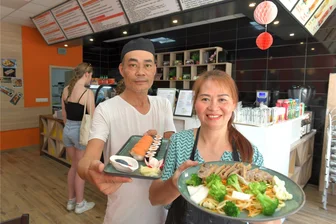 Freiberg: Neuer Imbiss bietet Sushi und asiatische Speisen - Die neue Sushi Bar/Asiaimbiss in Freiberg wird von Anh Tuan Ly betrieben, hier mit seiner Frau Thi Thanh Huyen Vu.