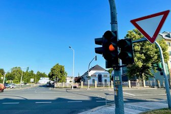 Freiberg: Noch ein Ampel-Problem am Wochenende - Die Ampel an der B 173/Eherne Schlange in Freiberg ging am Wochenende nicht – sie blinkte gelb.