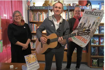 Freiberg: Norbert Leisegang von Keimzeit stellt sein neues Kinderbuch vor - Im Taschenbuchladen in Freiberg fand am Freitag eine Buchpräsentation mit Norbert Leisegang (Mitte) und Malerin Martha statt. Auch Kai Suttner, der künstlerische Tivoli-Leiter, war mit dabei und kündigte das Konzert am 16. Dezember an.