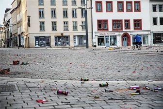 Freiberg nun frei vom Silvestermüll - Auf dem Freiberger Obermarkt lagen am Sonntag noch etliche Reste von Feuerwerkskörpern. 