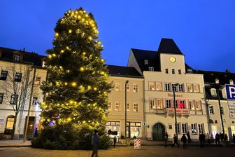 Freiberg oder Frankenberg: Wo steht der höchste Weihnachtsbaum in Mittelsachsen? - Der Weihnachtsbaum auf dem Markt in Frankenberg ist etwa 18 Meter hoch.