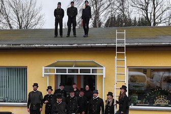 Freiberg/Oederan: Vier Schornsteinfegermeister aus der Region schließen sich zusammen - Die vier Schornsteinfegermeister Dominik Walter (3.v.r.), Marcus Heide (2.v.l.), Steven Bartsch (l.) und Julia Przadkiewicz (2.v.r.) schließen sich zusammen.