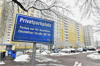 Freiberg: Parkplatz wird zum Zankapfel - Das Hinweisschild ist eindeutig - die Regelung wird nach Ansicht von Mietern aber nicht konsequent genug umgesetzt.