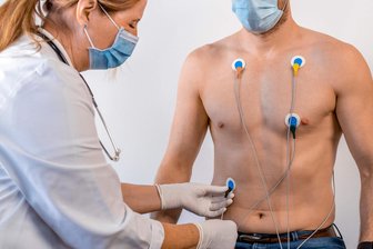 Freiberg: Per KI Herzleiden aufspüren und Gutes tun - Bei der vierminütigen Aufnahme (Symbolbild) werden fünf Elektroden am Körper befestigt, ähnlich wie beim EKG.