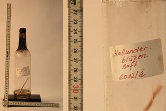 Freiberg: Polizei sucht nach Brandstifter - Diese Flasche wurde in dem Stall sichergestellt. Die Polizei bittet um Hinweise zur Handschrift.