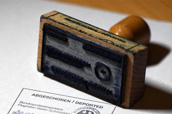Freiberg: Polizei trennt 18-jährigen Iraker von seiner Familie - Sind im Asylverfahren des 18-jährigen Irakers Mazyar A., der in Freiberg in Abschiebegewahrsam genommen worden ist, möglicherweise Fehler gemacht worden?