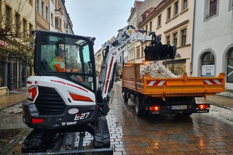 Freiberg: Poller an Zufahrt zum Obermarkt wieder aufgestellt – Schnee beräumt - Die Erbische Straße in Freiberg wurde vom schmutzigen Schnee beräumt.