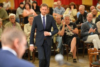 Freiberg: Proteste am Rande des Bürgerforums mit Ministerpräsident Kretschmer im Tivoli - Ministerpräsident Kretschmer ging zu Beginn der Veranstaltung auf die zurückliegende extreme Zeit der Coronapandemie ein und eröffnete die Diskussionsrunde. 
