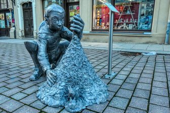 Freiberg prüft eine Gästetaxe: Wie teuer könnte es werden? - Der Silberweg mit seinen elf Figuren zählt zu den touristischen Highlights der mittelsächsischen Kreisstadt: Der „Klaubejunge“ von Christoph Roßner an der Petersstraße in Freiberg strahlt Individualität aus - samt der Maus, die alle Figuren auf dem Silberweg ziert.