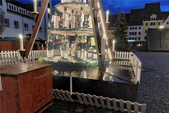 Freiberg: Pyramide auf dem Obermarkt beschädigt - Unbekannte haben die Pyramide auf dem Obermarkt in Freiberg in der Nacht zu Heiligabend beschädigt.