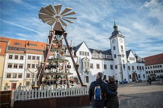 Freiberg: Pyramide auf dem Obermarkt nach Schaden stillgelegt - Beliebtes Fotoobjekt - doch nach einem Vandalismusschaden steht sie still: Die Freiberger Pyramide wurde aus Sicherheitsgründen abgeschaltet. 