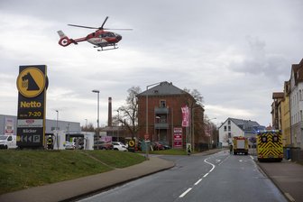 Freiberg: Rettungshubschrauber landet mitten in der Stadt - Ein Rettungshubschrauber landete am Sonntagvormittag auf der Frauensteiner Straße in Freiberg.