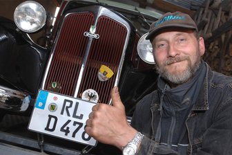 Freiberg, Rochlitz, Mittweida: Was das Kfz-Kennzeichen verrät - Steffen Dolina vom Oldtimerclub Rochlitz ist stolz auf das RL-Kennzeichen an seinem DKW F8 aus dem Jahr 1940. Die Regionalität sei ihm ganz wichtig, sagt der 59-Jährige: „Ich habe nichts gegen Freiberg. Aber ich bin stolz auf die mehr als 1000-jährige Geschichte der Stadt, aus der ich stamme.“