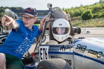Freiberg: Rollout für neuen Uni-Rennwagen verschoben - Im vergangenen Jahr hat sich Freie-Presse-Reporter Tom Wunderlich mal in einem Racetech-Rennwagen hinters Steuer gesetzt.