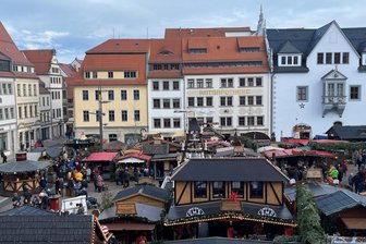 Freiberg, Sayda und Rochsburg nach Anschlag von Magdeburg: „Man weiß ja nie, ob es Nachahmer gibt“ - Der Freiberger Christmarkt ist am Samstagmittag gut besucht.