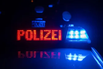 Freiberg: Schachtdeckel ausgehoben – Verkehrszeichen beschädigt - In Freiberg ermittelt die Polizei nach Sachbeschädigungen im Stadtgebiet.