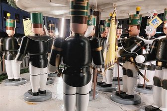 Freiberg: Schäden an Christmarkt-Pyramide wiegen deutlich schwerer - Unbekannte haben die Pyramide auf dem Obermarkt in Freiberg in der Nacht zu Heiligabend beschädigt. 