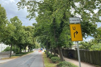 Freiberg: Schilder inzwischen umgesetzt - Die Schilder, die am Mittwochmittag auf der Friedeburger Straße standen, wurden umgesetzt.