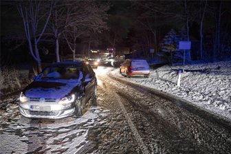 Freiberg: Schneefall fordert ersten Tribut - An der Rosine in Freiberg-Zug ist es am Freitagabend auf der S 184 zu Stau nach einem Unfall gekommen.