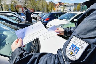 Freiberg schränkt Dauerparken an der Ehernen Schlange ein - Mitarbeiter der Ortspolizeibehörde Freiberg verteilen am Parkplatz Eherne Schlange Zettel mit dem Hinweis auf die neue zeitliche Begrenzung der Parkplätze.